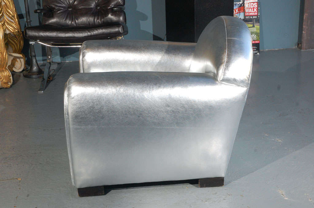 Milieu du XXe siècle Paire de fauteuils club français en cuir des années 1950 par Jacques Adnet en vente