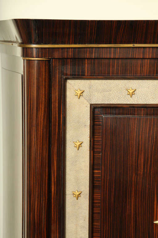 Français André Frechet Cabinet Art Déco français en ébène de Macassar, galuchat et bronze doré en vente