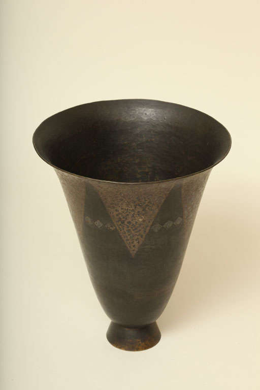 This copper vase is decorated with silver triangles around the top and with three small silver chevrons between the triangles with a flared opening by Claudius Linossier (1893-1953).
Signed: CL-LINOSSIER 2 Janvier 1939.

Literature:
Jean