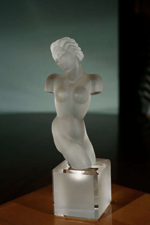 FRENCH 1970'S GLASS NUDE WOMAN SCULPTURE IN THE STYLE OF R.LALIQUE.<br />
NOT SIGNED.