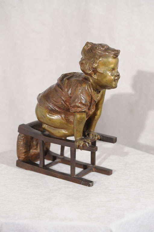 Artisanat Statue en bronze d'un toddler grimpant sur une chaise de Juan Clara, vers 1900 en vente