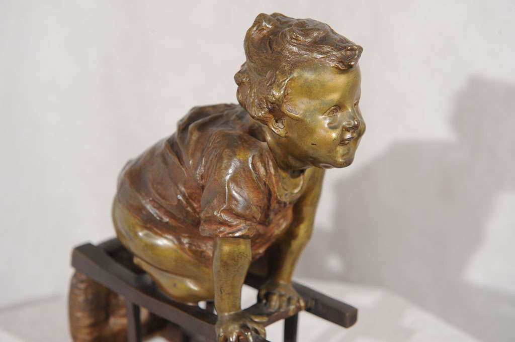 Espagnol Statue en bronze d'un toddler grimpant sur une chaise de Juan Clara, vers 1900 en vente