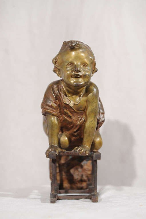 Patiné Statue en bronze d'un toddler grimpant sur une chaise de Juan Clara, vers 1900 en vente