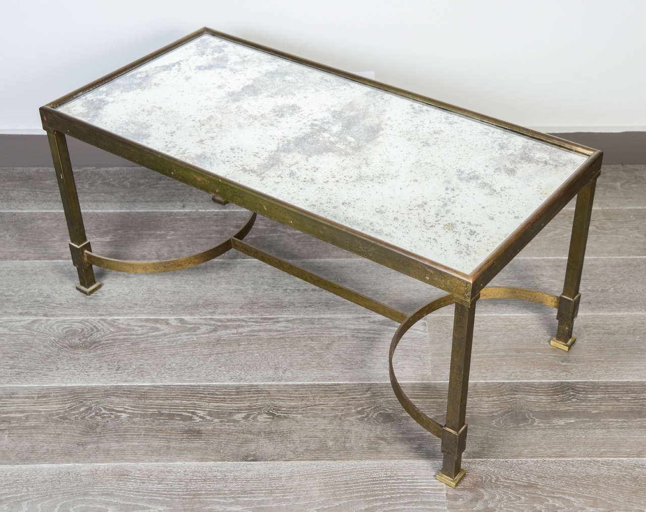 Elegant pair of tables with base in metal oxidized with acid and top surface in the original mirror.
Attributed to Eugene Printz, circa 1935-1940.
Some uses on top.