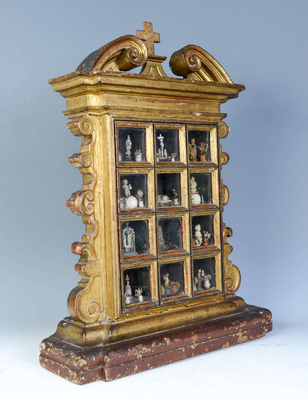 Gilded wood reliquary. Twelve compartments.
France, 17th Century.