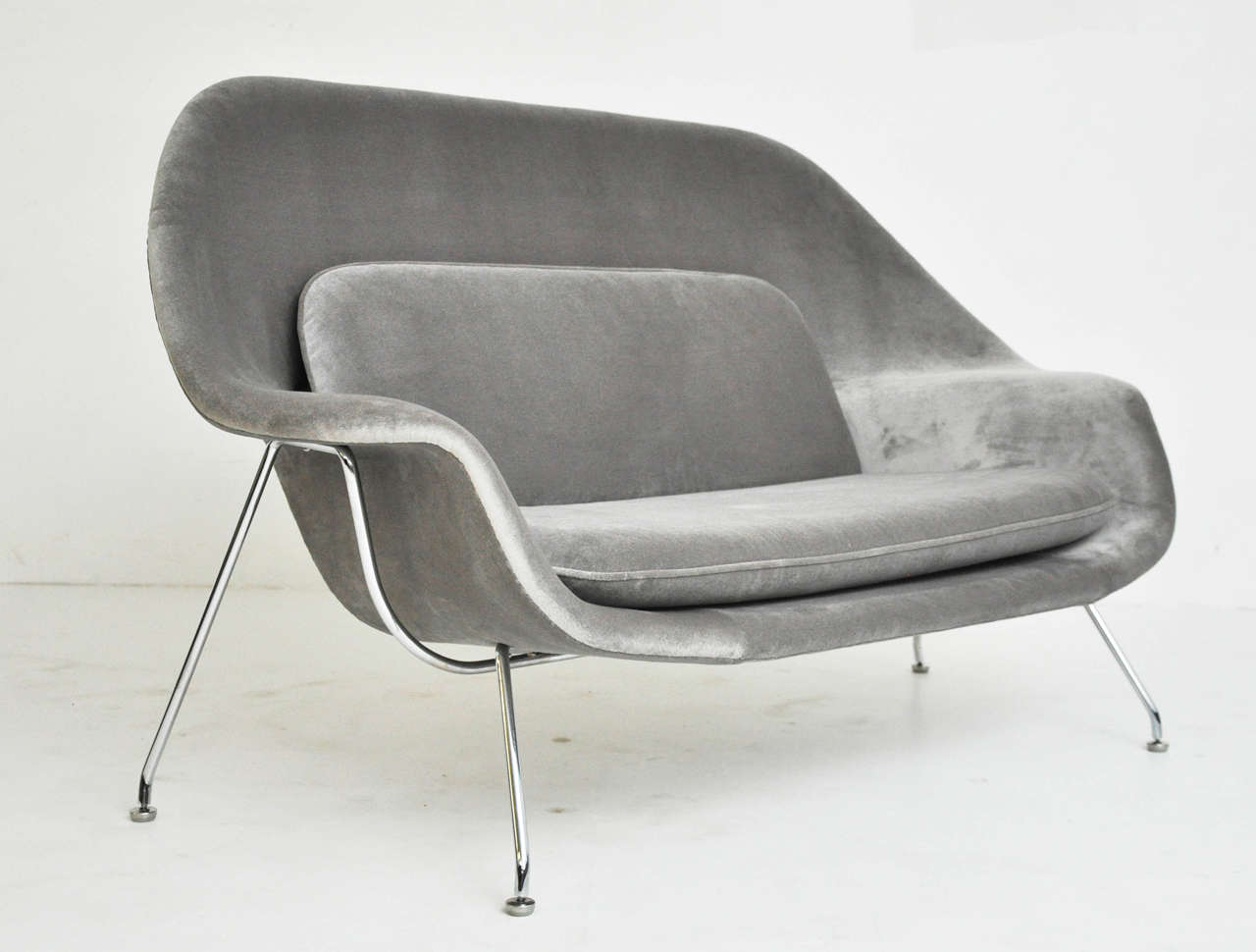 Womb settee sofa designed by Eero Saarinen for Knoll, circa 1960. Fully restored and reupholstered in grey velvet.