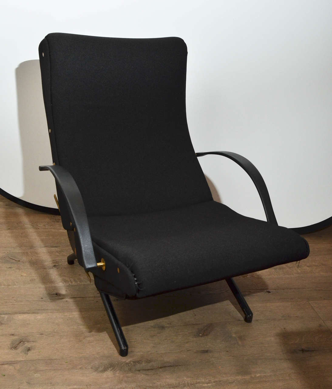 Beautiful Mid-Century 1950's Osvaldo Borsani Chaise Longue Model P-40 in Black Wool Canvas upholstery. Excellent condition