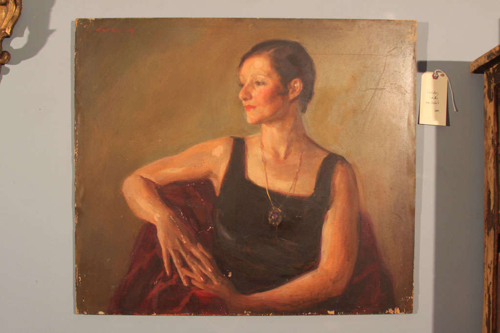 Zarte Farben und eine ruhige Pose ergeben ein fesselndes Porträt einer sitzenden Frau, die ihre Hände gefaltet hat und nach links blickt. Dieses Stück ist unsigniert und undatiert. Öl auf Karton.