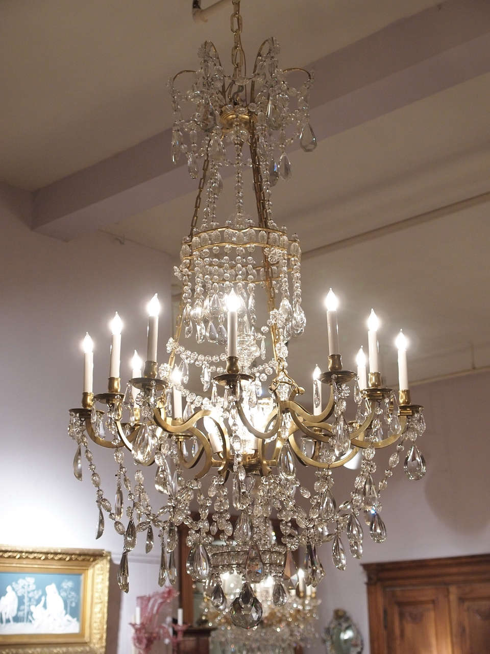 This large, handsome chandelier is very pleasing to the eye, and nicely draped. 