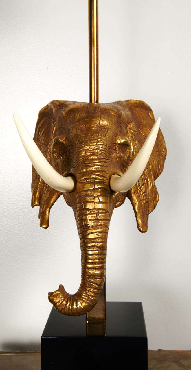Elegant table lamp with an elephant head, in bronze with resin.
Black base in lacquer.
Signed with an unknown monogram.
Adjustable light,
Very decorative.