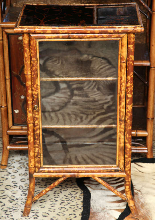 Beautiful cabinet with two shells and leather paper inside and on the side..
The top is lacquer with Japanese motif and it's in great condition.
It 's all original!
