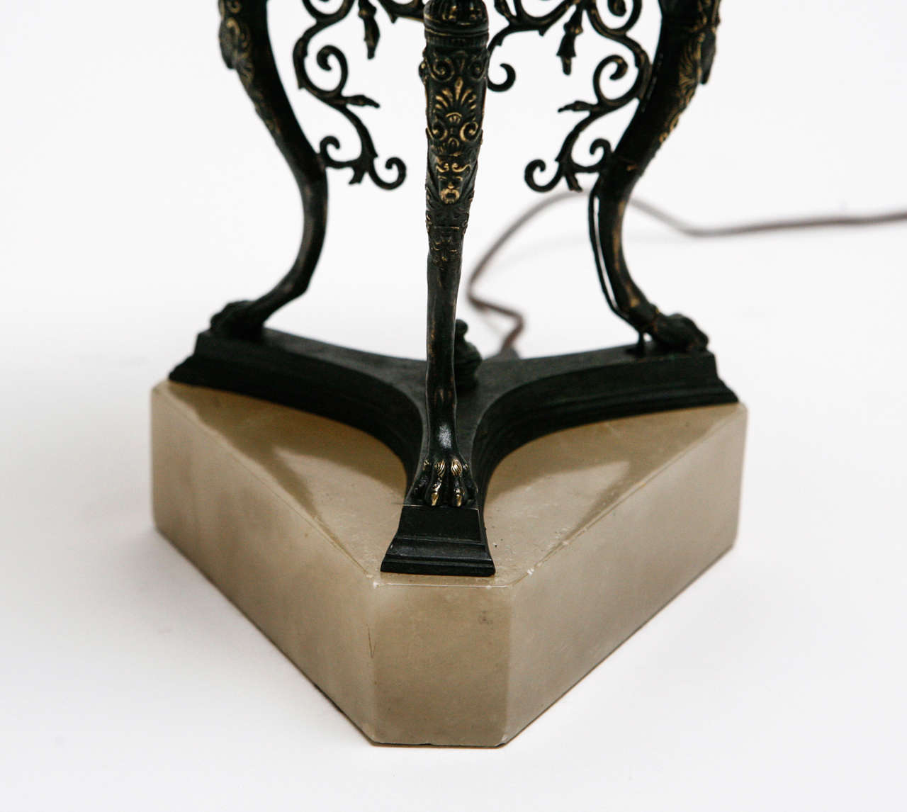 Néo-grec Lampe d'appoint en bronze moulé et albâtre en vente