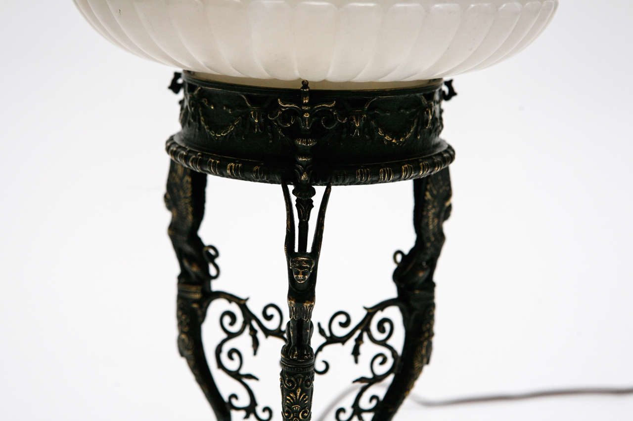Américain Lampe d'appoint en bronze moulé et albâtre en vente