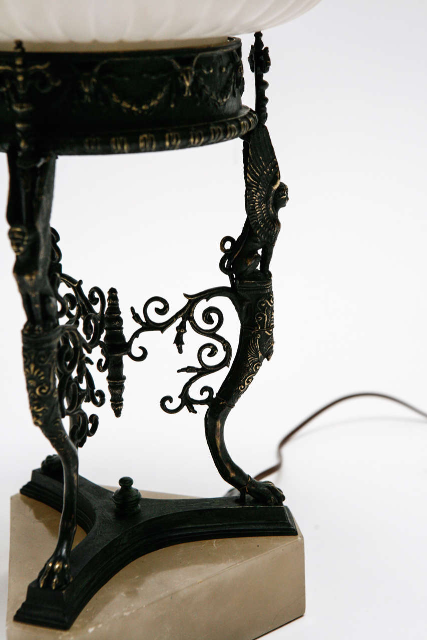 20ième siècle Lampe d'appoint en bronze moulé et albâtre en vente