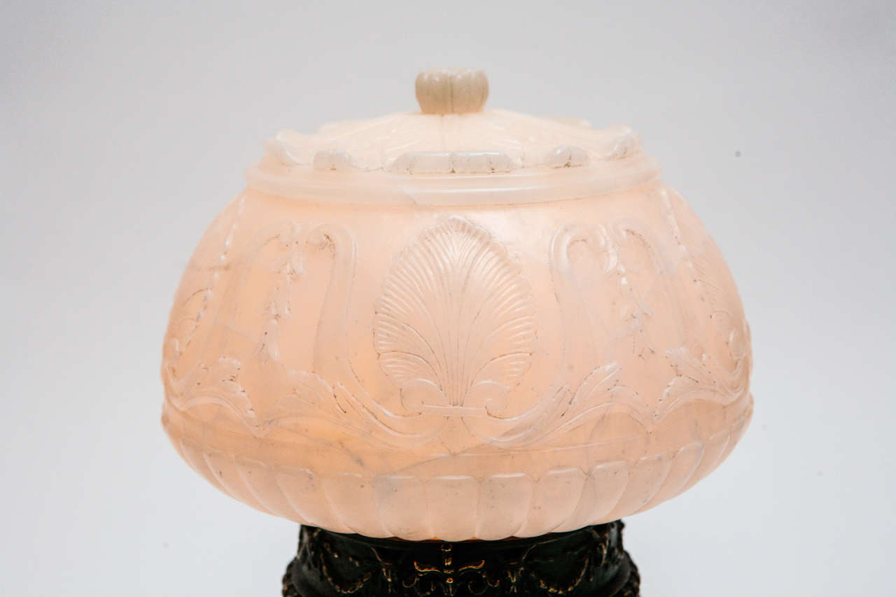 Lampe d'appoint en bronze moulé et albâtre en vente 2