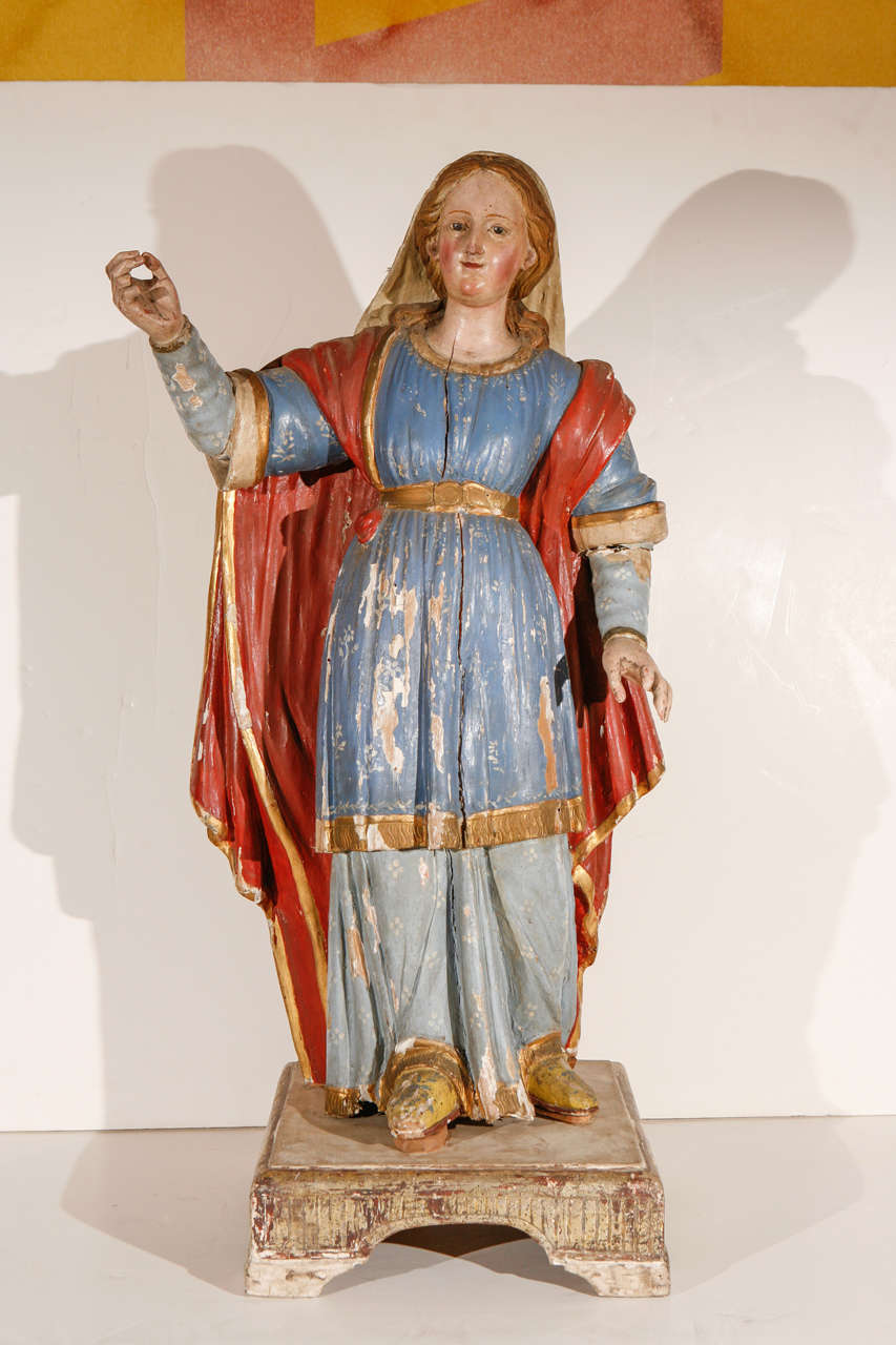 Statue de la Vierge Marie en bois peint à la main et doré à la parcelle, montée sur un socle en bois ancien datant de 1725.
