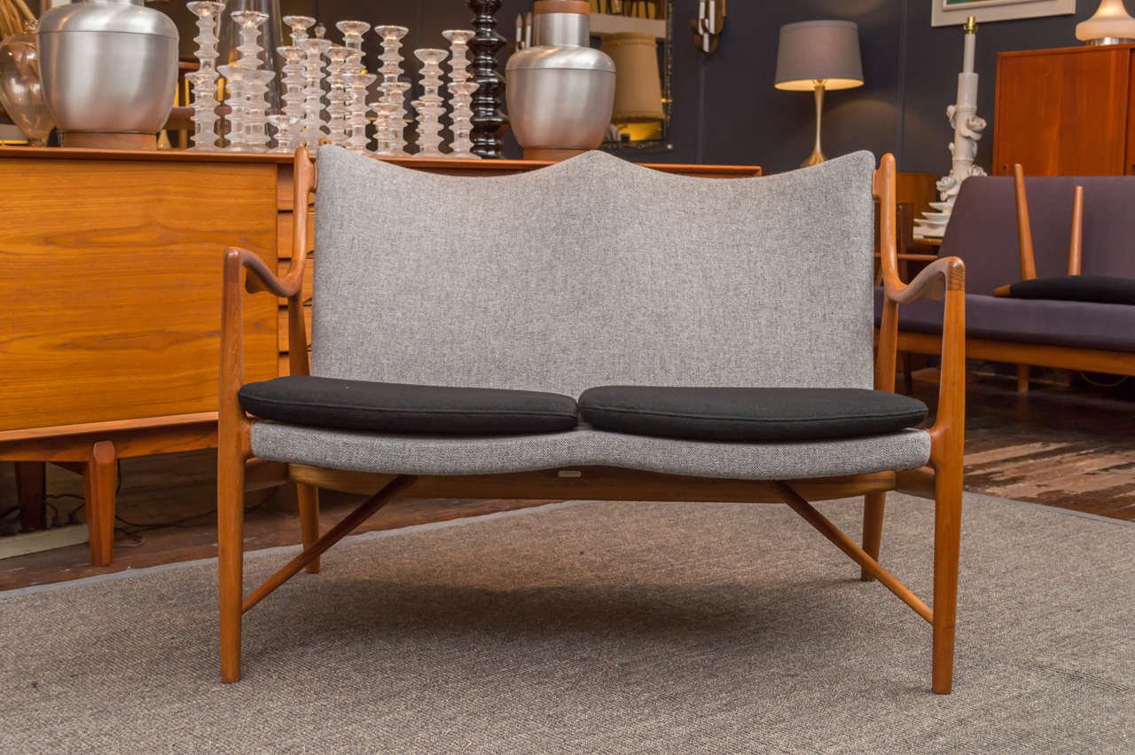 Extrêmement rare canapé Finn Juhl NV 45 conçu pour Niels Vodder, Danemark.  Excellent cadre d'origine en bois de teck huilé, nouvellement tapissé en laine danoise. 
Estampillé à la fois de la marque du détaillant Illums Bolighus et de la marque de