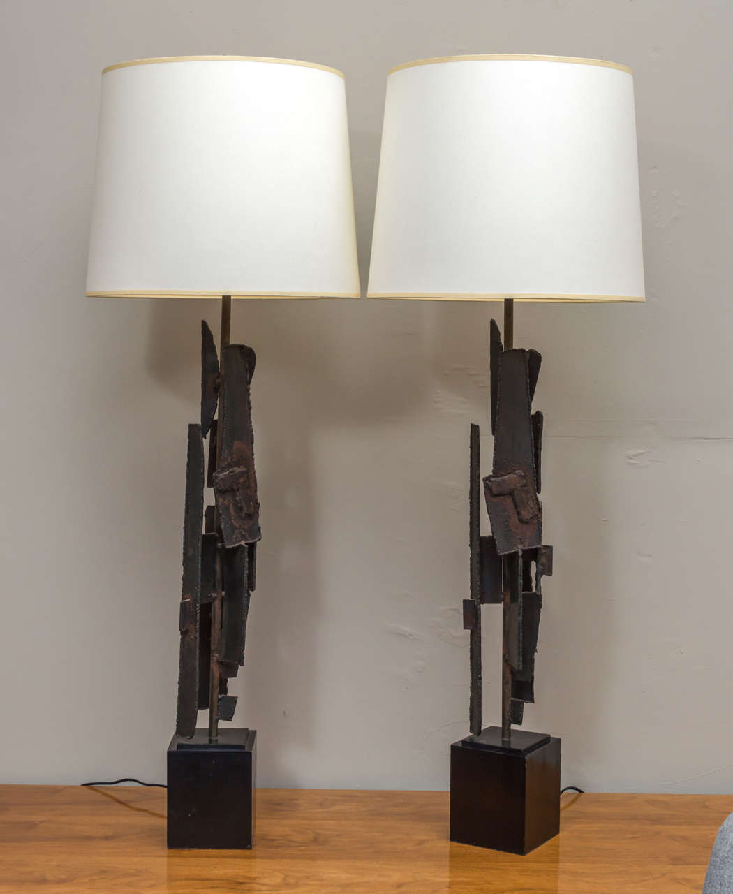 Original pair of brutalist lamps designed by Richard Barr for Laurel Lamp Company.
Newly re-wired in excellent vintage condition.