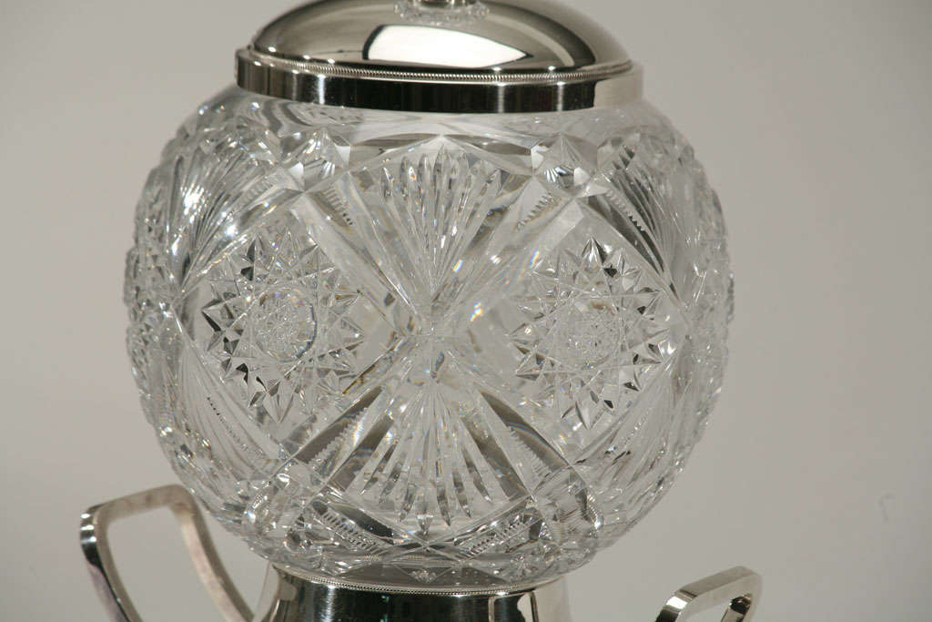 Punchbowl aus geschliffenem Kristall auf Ständer in Kugelform von MF im Angebot 2