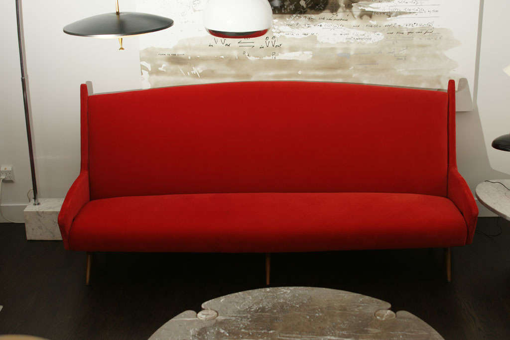 Mit allen stilistischen Merkmalen der modernen italienischen Möbel, insbesondere von Gio Ponti, dem dieses Sofa zugeschrieben wird, wurde dieses Statement-Sofa mit rotem Samt neu gepolstert. 

 