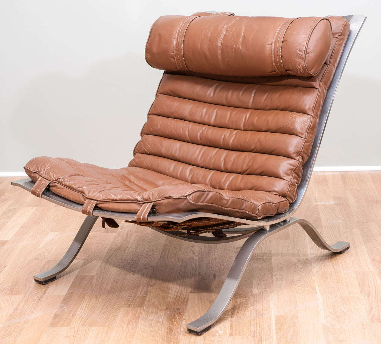 A sumptuous pair of lounge chairs in original
leather by Swedish designer Arne Norell.