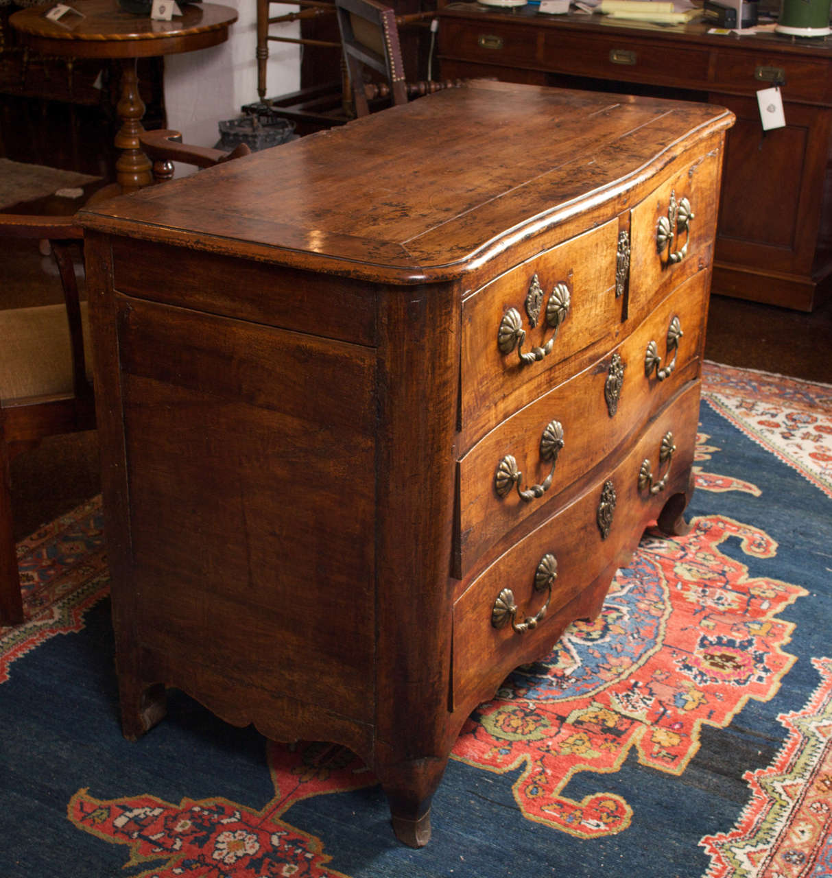 French Walnut Serpentine Front Commode, circa 1740 In Excellent Condition For Sale In San Francisco, CA