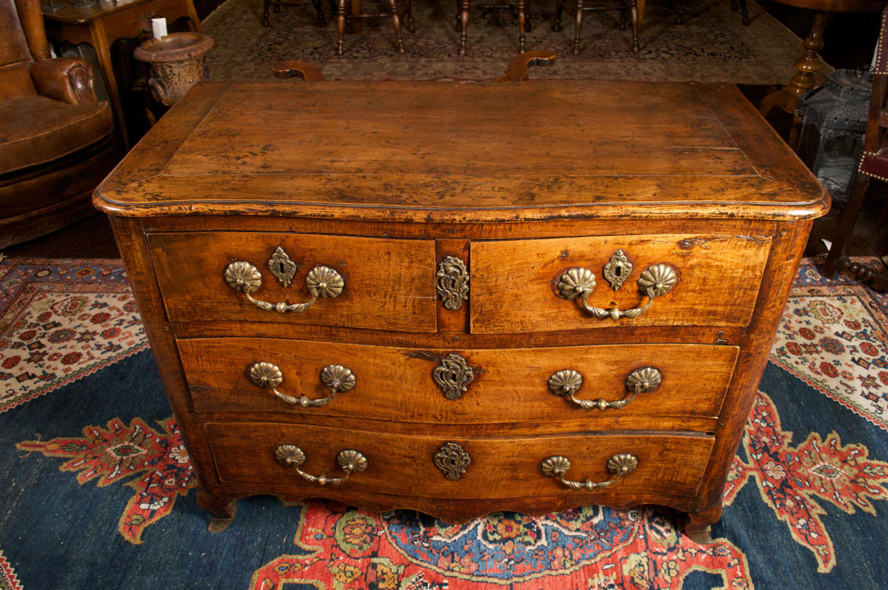 French Walnut Serpentine Front Commode, circa 1740 For Sale 1