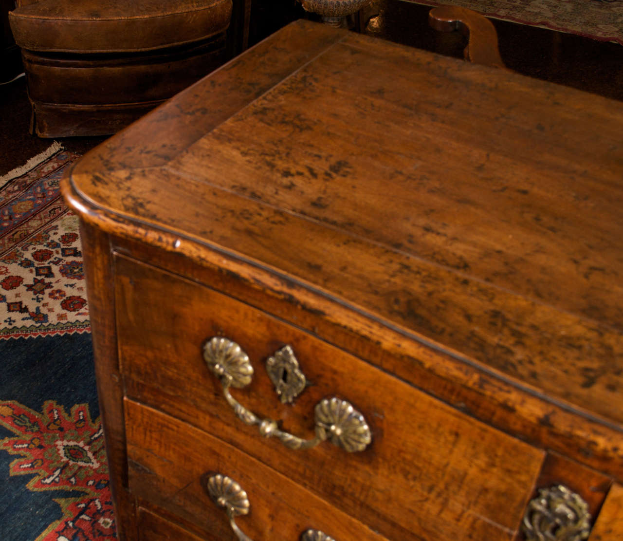 French Walnut Serpentine Front Commode, circa 1740 For Sale 2