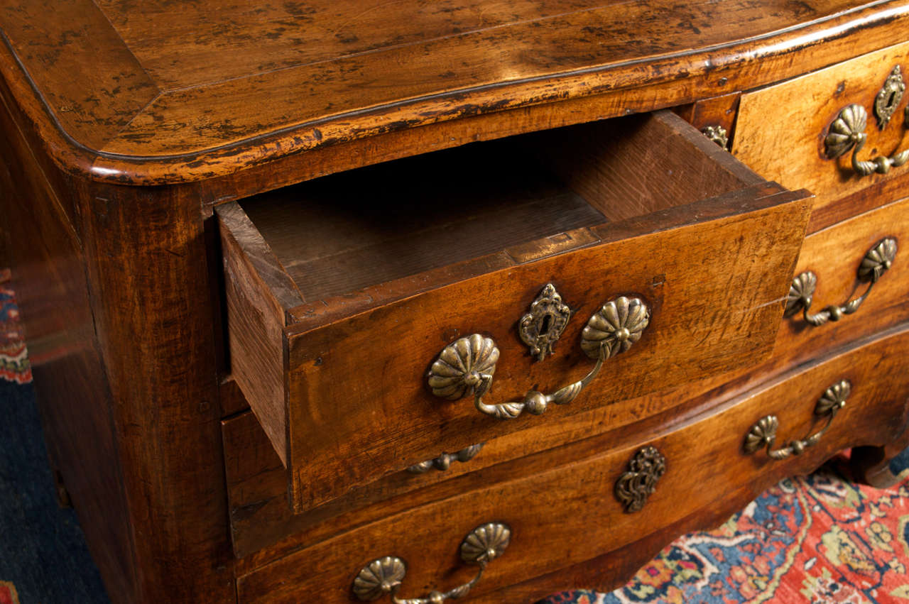 French Walnut Serpentine Front Commode, circa 1740 For Sale 3