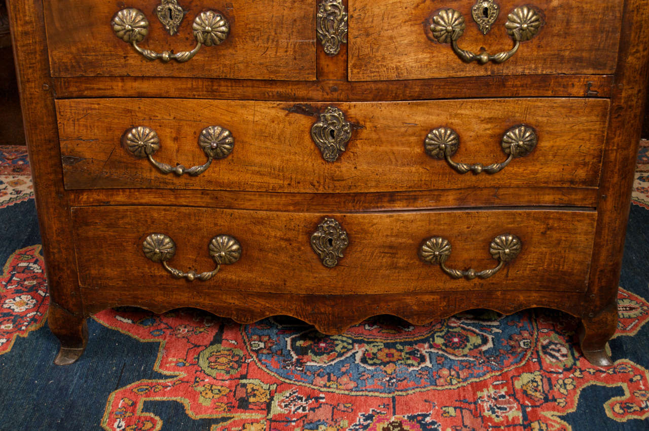 French Walnut Serpentine Front Commode, circa 1740 For Sale 5