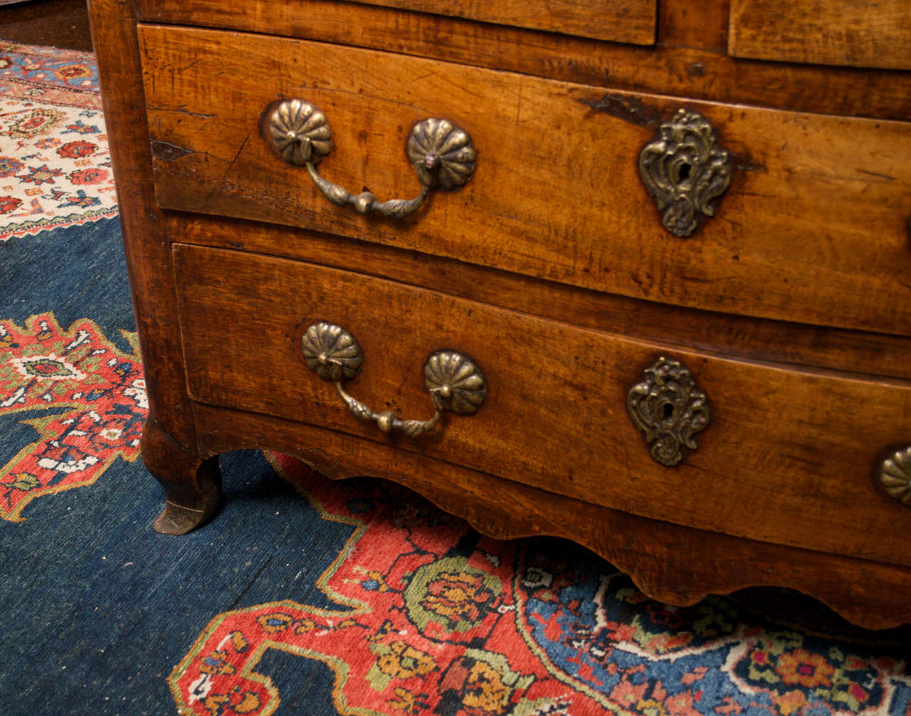 French Walnut Serpentine Front Commode, circa 1740 For Sale 6