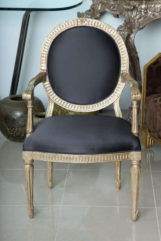 The oval back with stop fluting above a similarly decorated frieze on round tapering fluted legs, can be sold in pairs.