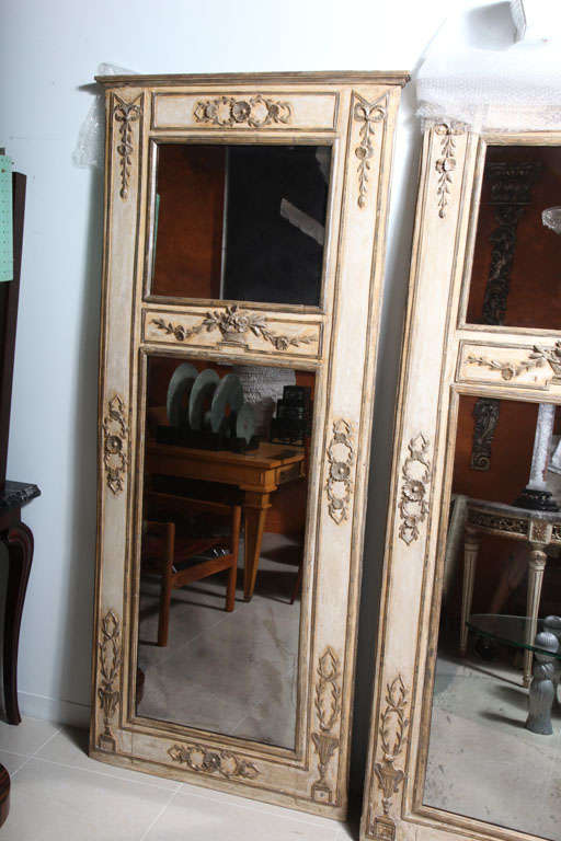 A Fine Pair Italian Neoclassic Painted and Silver Gilt Mirrors In Excellent Condition In West Palm Beach, FL