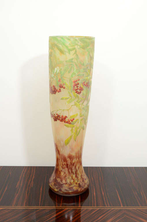 Vaso in vetro inciso e smaltato, Francia, 1905 circa. Firma incisa a lato: Daum Nancy 3501 con la croce di Lorraine. Provenienza: collezione privata.