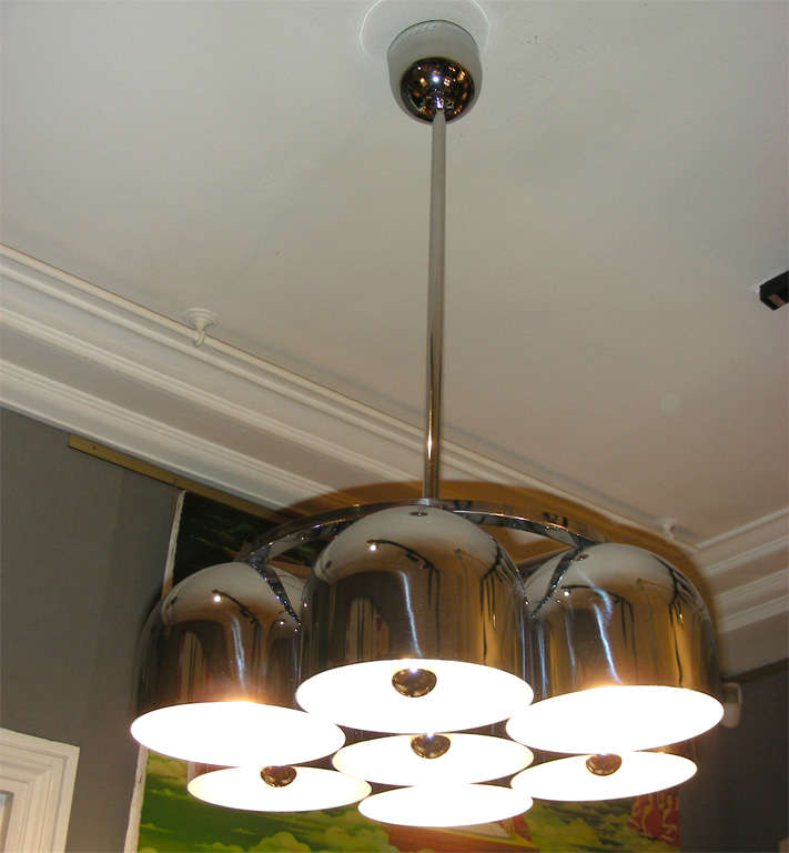 Lampadario italiano degli anni '70 in metallo cromato, con sette luci.