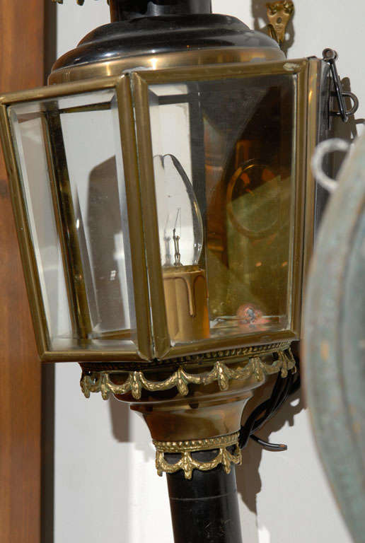 Pair of English 1890s Georgian Style Brass and Enamel Coach Lanterns with Eagles In Good Condition In Atlanta, GA