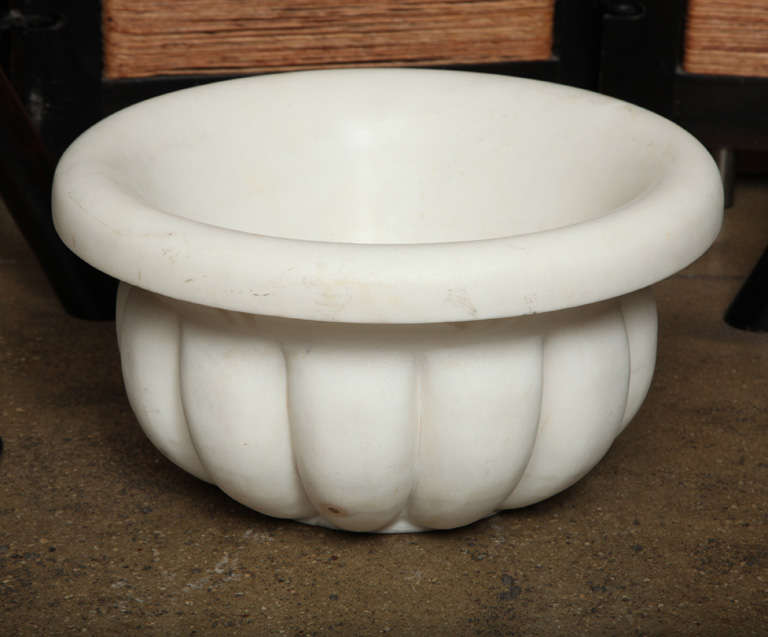 Un bol ou un bassin en marbre blanc provenant d'Inde. Peut être utilisé comme un évier (conversion professionnelle fortement recommandée). 