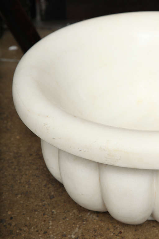 Sculpté à la main Basin/bol en marbre blanc en vente
