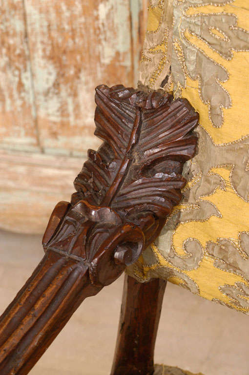Legno Fauteuil in mogano intagliato in vendita