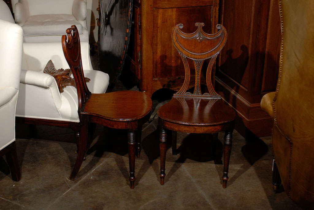 Paar englische Mahagoni-Hallenstühle mit Gorget-Rücken aus den 1860er Jahren (Englisch) im Angebot