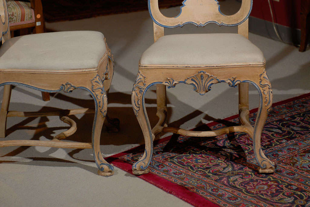 Anglais Ensemble ancien de chaises d'appoint peintes de style William and Mary en vente
