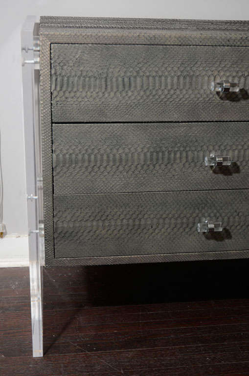 Comò a 6 cassetti in pitone grigio canna di fucile con pannelli laterali in lucite In condizioni Nuovo in vendita a New York, NY