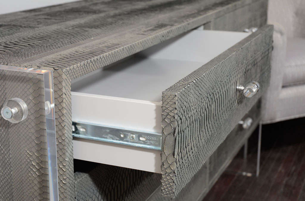Comò a 6 cassetti in pitone grigio canna di fucile con pannelli laterali in lucite in vendita 3