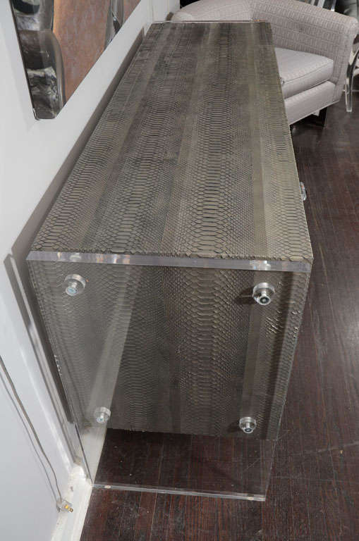 Metallo Comò a 6 cassetti in pitone grigio canna di fucile con pannelli laterali in lucite in vendita
