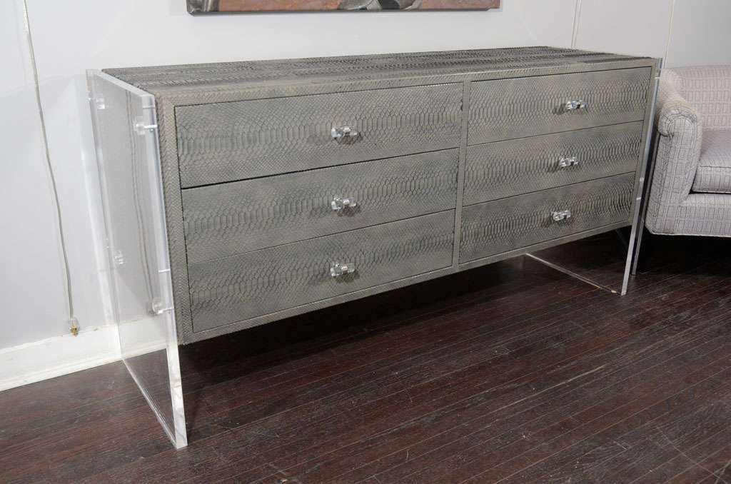 Comò personalizzato a 6 cassetti in pitone grigio canna di fucile con pannelli laterali in lucite. La personalizzazione è disponibile in diverse dimensioni e colori.