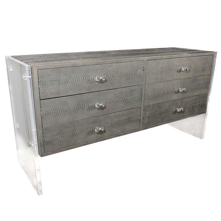 Commode à 6 tiroirs en python gris bronze doré avec panneaux latéraux en lucite