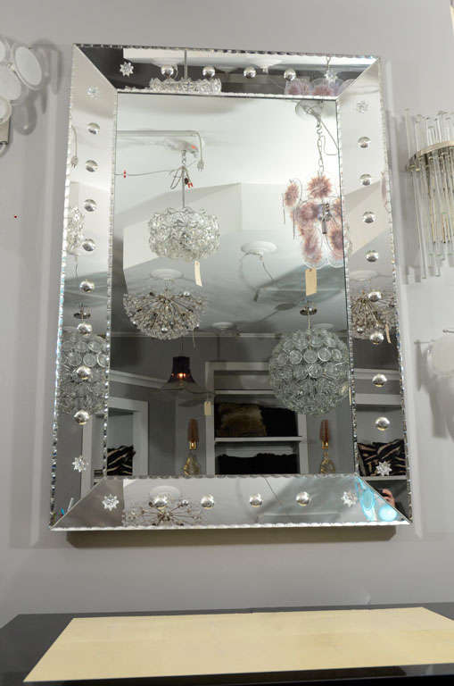 Miroir Ponti biseauté sur mesure avec bord en croûte de tarte. Personnalisation disponible dans différentes tailles et finitions de miroir.