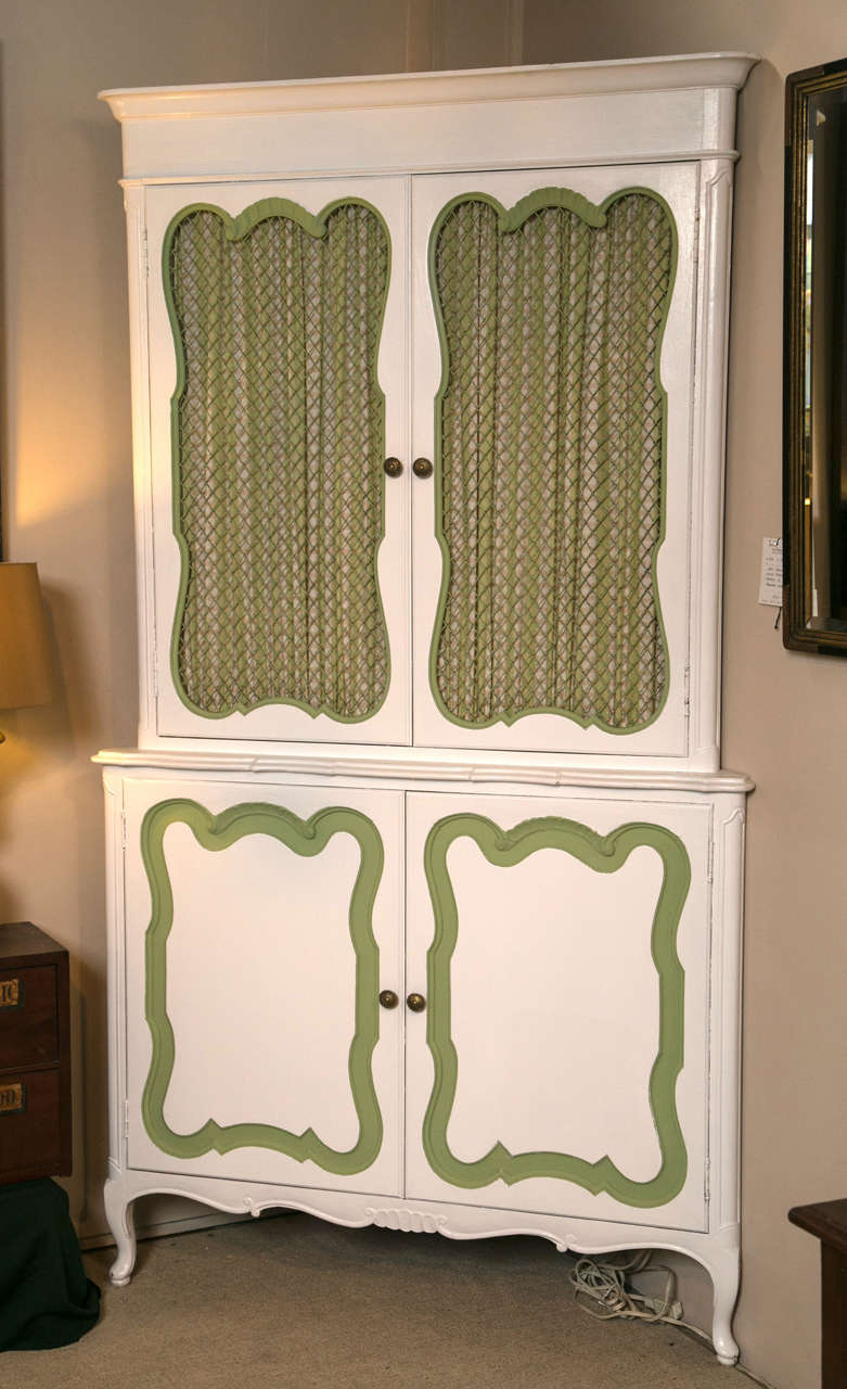 Pair of painted wood corner cabinets In Good Condition In Stamford, CT