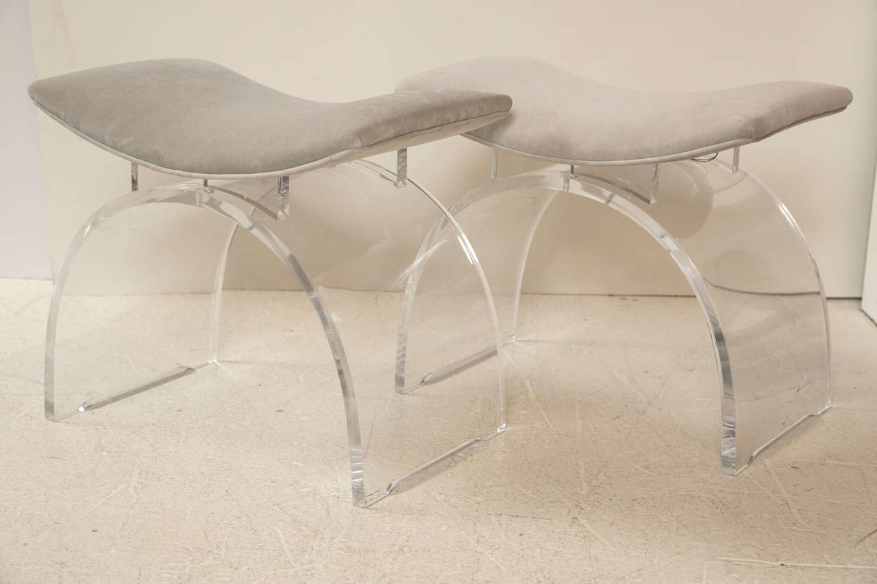 Paar Vintage Lucite Vanity Stools - Bänke neu gepolstert in Taupe Samt im Zustand „Gut“ in Stamford, CT