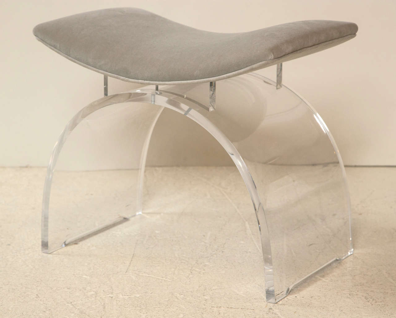 Paar Vintage Lucite Vanity Stools - Bänke neu gepolstert in Taupe Samt (Mitte des 20. Jahrhunderts)